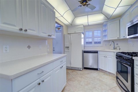 Condo in Gulfport, Florida, 2 bedrooms  № 1681859 - photo 13