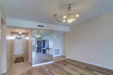 Condo in Gulfport, Florida, 2 bedrooms  № 1681859 - photo 12