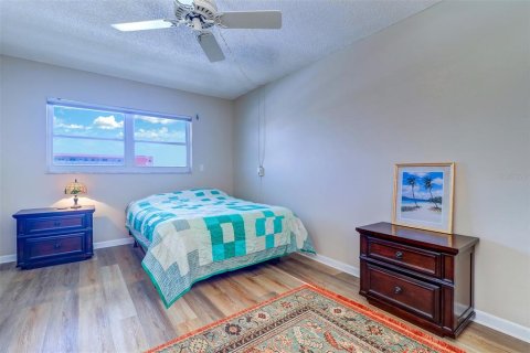 Condo in Gulfport, Florida, 2 bedrooms  № 1681859 - photo 16