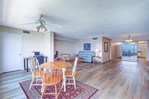 Condo in Gulfport, Florida, 2 bedrooms  № 1681859 - photo 8