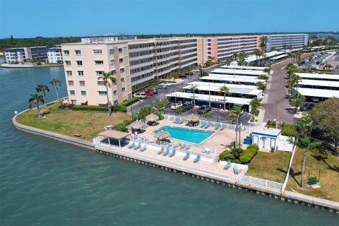 Condo in Gulfport, Florida, 2 bedrooms  № 1681859 - photo 30