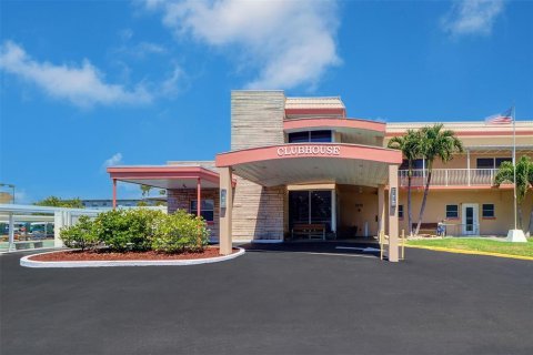 Condo in Gulfport, Florida, 2 bedrooms  № 1681859 - photo 25