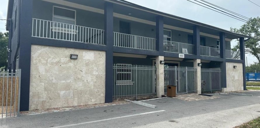 Immobilier commercial à Fort Myers, Floride 435.53 m2 № 2213600