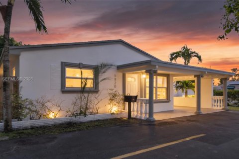 Коммерческая недвижимость в Холливуд, Флорида № 2005991