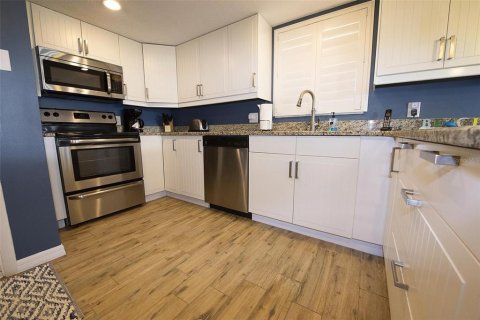 Condo in New Smyrna Beach, Florida, 2 bedrooms  № 2108475 - photo 10