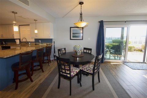 Condo in New Smyrna Beach, Florida, 2 bedrooms  № 2108475 - photo 8