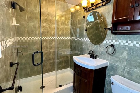 House in Miami Springs, Florida 3 bedrooms, 102.1 sq.m. № 1946227 - photo 6