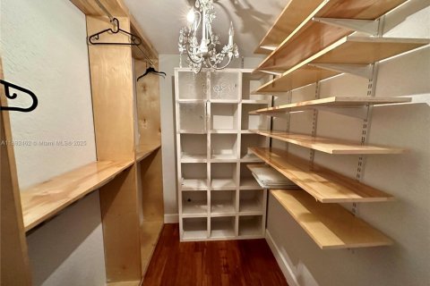 House in Miami Springs, Florida 3 bedrooms, 102.1 sq.m. № 1946227 - photo 5