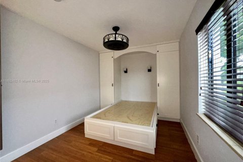 House in Miami Springs, Florida 3 bedrooms, 102.1 sq.m. № 1946227 - photo 4