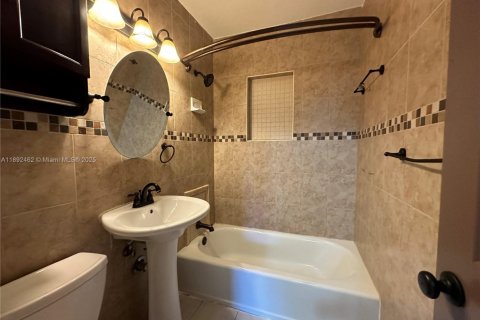 House in Miami Springs, Florida 3 bedrooms, 102.1 sq.m. № 1946227 - photo 8