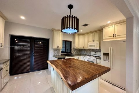 House in Miami Springs, Florida 3 bedrooms, 102.1 sq.m. № 1946227 - photo 3