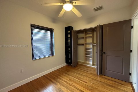 House in Miami Springs, Florida 3 bedrooms, 102.1 sq.m. № 1946227 - photo 7