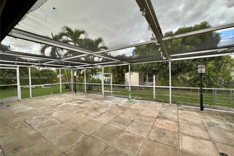 House in Miami Springs, Florida 3 bedrooms, 102.1 sq.m. № 1946227 - photo 11