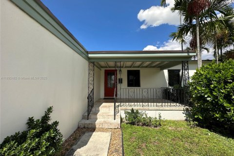 House in Miami Springs, Florida 3 bedrooms, 102.1 sq.m. № 1946227 - photo 1