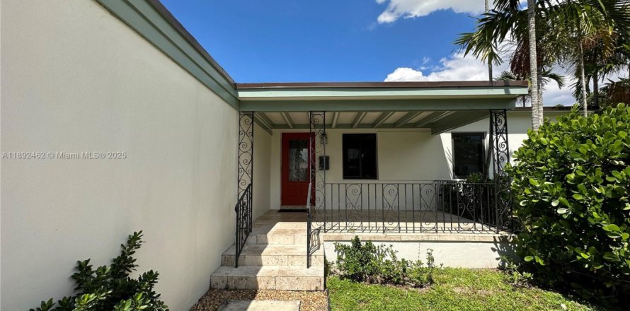 House in Miami Springs, Florida 3 bedrooms, 102.1 sq.m. № 1946227