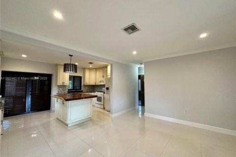 House in Miami Springs, Florida 3 bedrooms, 102.1 sq.m. № 1946227 - photo 2