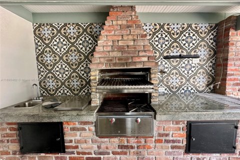 House in Miami Springs, Florida 3 bedrooms, 102.1 sq.m. № 1946227 - photo 10