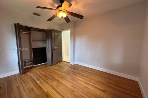 House in Miami Springs, Florida 3 bedrooms, 102.1 sq.m. № 1946227 - photo 9