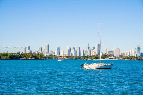 Condo in Miami Beach, Florida, 1 bedroom  № 2004647 - photo 19