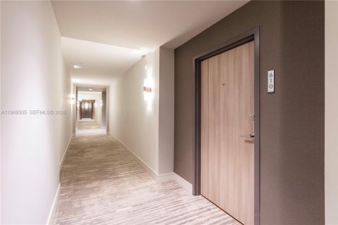 Condo in Miami Beach, Florida, 1 bedroom  № 2004647 - photo 17