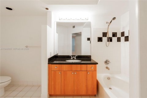 Condo in Miami Beach, Florida, 1 bedroom  № 2004647 - photo 12