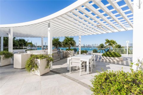 Condo in Miami Beach, Florida, 1 bedroom  № 2004647 - photo 16