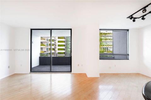 Condo in Miami Beach, Florida, 1 bedroom  № 2004647 - photo 5
