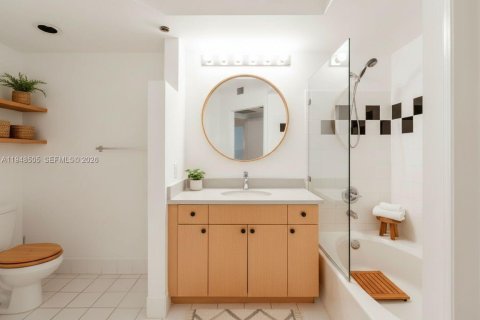 Condo in Miami Beach, Florida, 1 bedroom  № 2004647 - photo 11