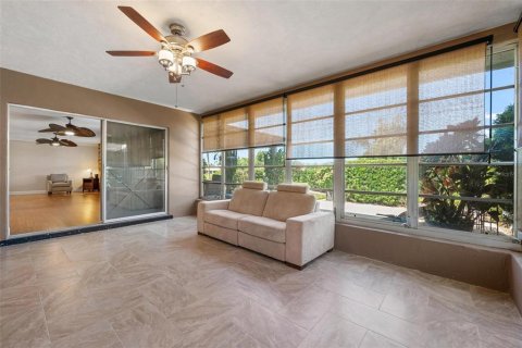 Villa ou maison à vendre à Sarasota, Floride: 2 chambres, 156.54 m2 № 2416637 - photo 23