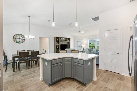 House in The Villages, Florida 3 bedrooms, 147.16 sq.m. № 1876160 - photo 11