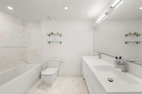 Condominio en venta en Bay Harbor Islands, Florida, 2 dormitorios, 115.11 m2 № 2045540 - foto 17