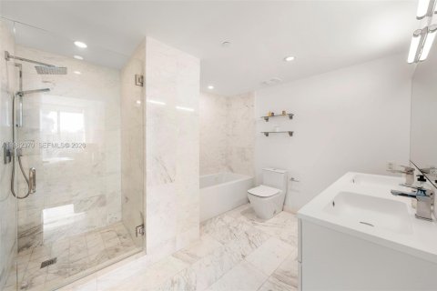 Condominio en venta en Bay Harbor Islands, Florida, 2 dormitorios, 115.11 m2 № 2045540 - foto 16