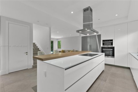 House in Miami, Florida 6 bedrooms, 434.32 sq.m. № 2087841 - photo 11