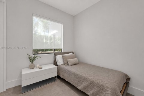 House in Miami, Florida 6 bedrooms, 434.32 sq.m. № 2087841 - photo 26