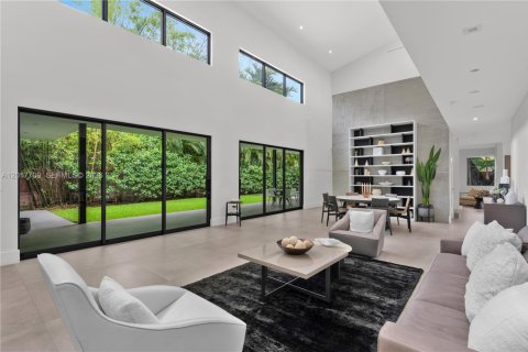 House in Miami, Florida 6 bedrooms, 434.32 sq.m. № 2087841 - photo 2