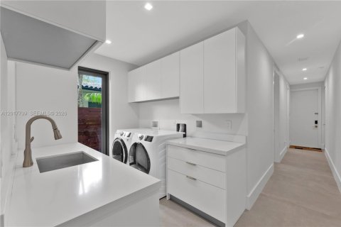 House in Miami, Florida 6 bedrooms, 434.32 sq.m. № 2087841 - photo 13