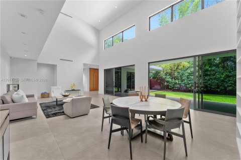 House in Miami, Florida 6 bedrooms, 434.32 sq.m. № 2087841 - photo 6