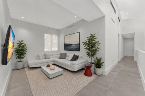 House in Miami, Florida 6 bedrooms, 434.32 sq.m. № 2087841 - photo 21