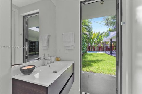 House in Miami, Florida 6 bedrooms, 434.32 sq.m. № 2087841 - photo 20