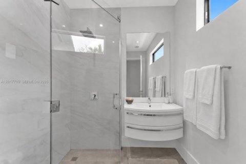 House in Miami, Florida 6 bedrooms, 434.32 sq.m. № 2087841 - photo 23