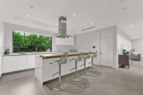 House in Miami, Florida 6 bedrooms, 434.32 sq.m. № 2087841 - photo 10