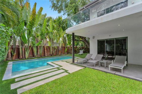 House in Miami, Florida 6 bedrooms, 434.32 sq.m. № 2087841 - photo 18