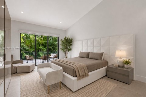 House in Miami, Florida 6 bedrooms, 434.32 sq.m. № 2087841 - photo 12