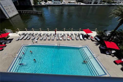 Condominio en alquiler en Hallandale Beach, Florida, 3 dormitorios, 161.37 m2 № 1950325 - foto 23