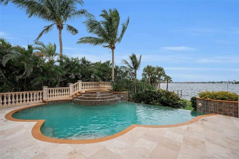 House in Sarasota, Florida 5 bedrooms, 560.67 sq.m. № 2233453 - photo 13