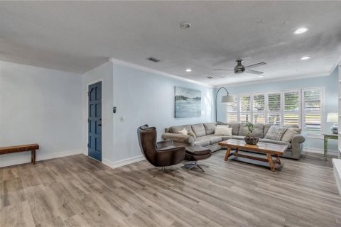 House in New Smyrna Beach, Florida 3 bedrooms, 172.8 sq.m. № 2210886 - photo 11