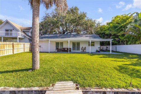 House in New Smyrna Beach, Florida 3 bedrooms, 172.8 sq.m. № 2210886 - photo 9