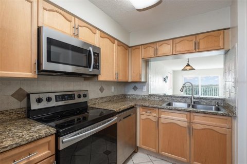 Condo in Daytona Beach, Florida, 2 bedrooms  № 1723150 - photo 17