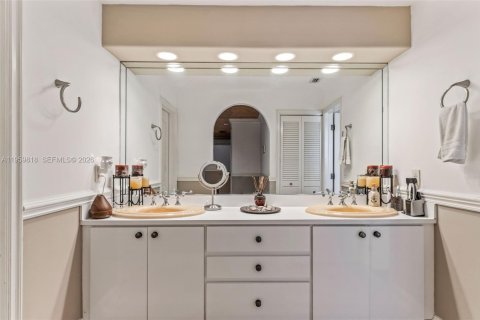 Villa ou maison à vendre à Miami, Floride: 4 chambres, 280.75 m2 № 2032791 - photo 21