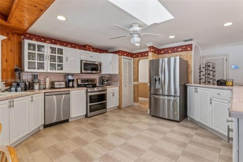 Villa ou maison à vendre à Miami, Floride: 4 chambres, 280.75 m2 № 2032791 - photo 10